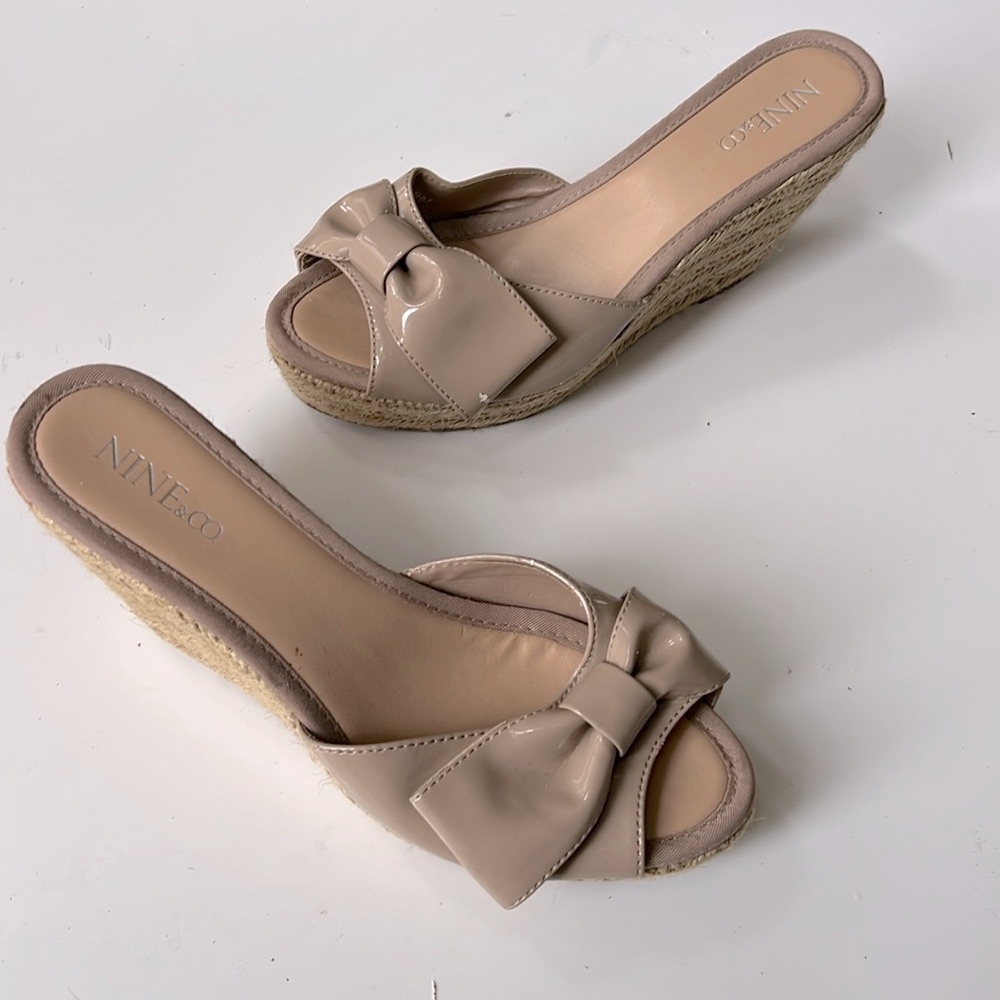 Nine & Co. Women's Beige Patent Leather Look Rattan Wedge Sandals Sz 9M